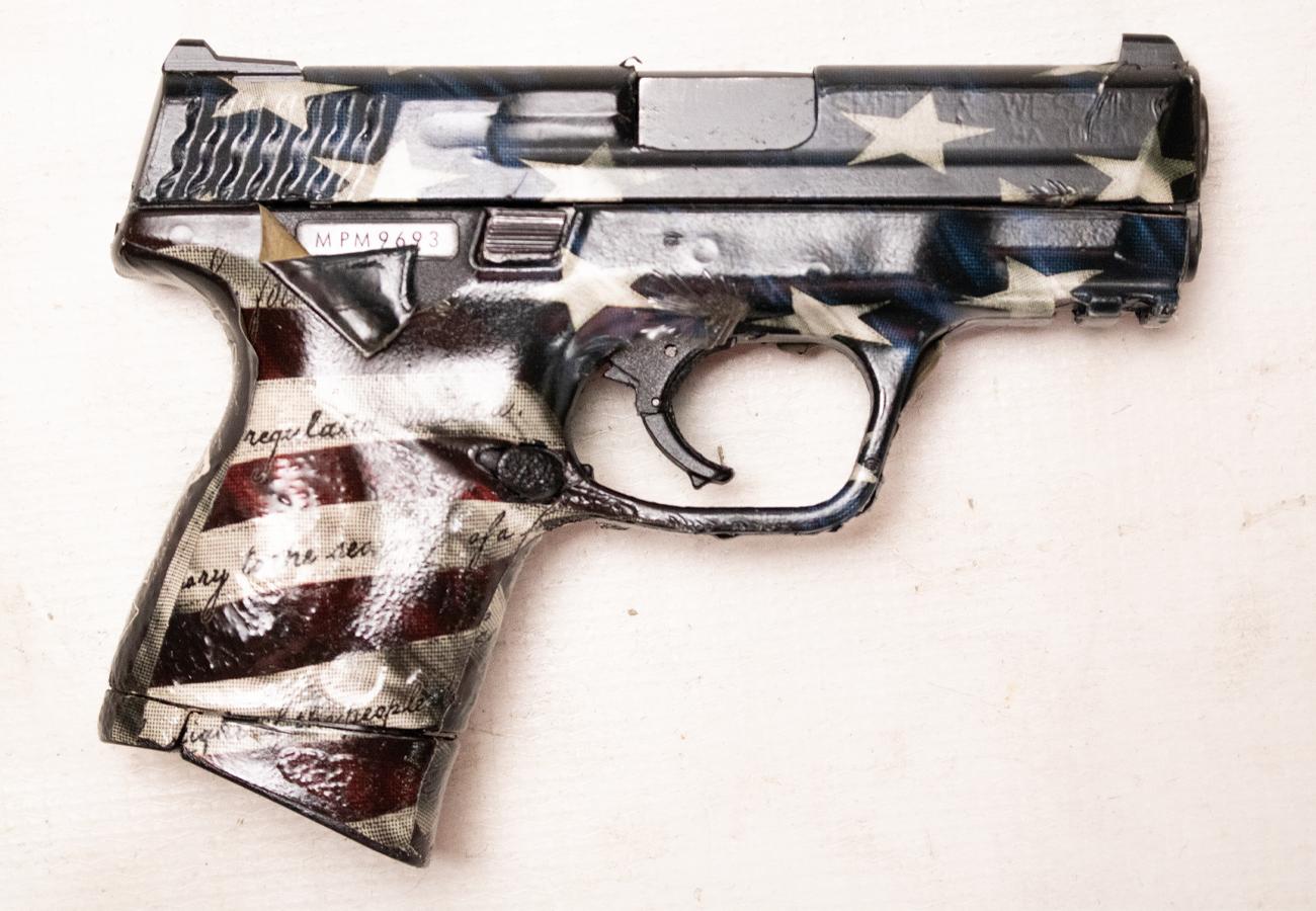 Smith & Wesson M&P40C 40 S&W Police Trade-in Semi-Auto Pistol with US Flag Wrap