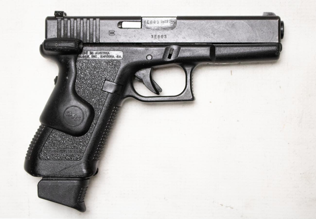 Glock 17 Gen2 9mm Police Trade-In Semi-Auto Pistol with Grip Laser