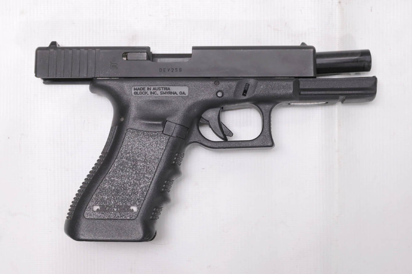 Glock 22 Gen3 .40 S&W Police Trade-In Pistol (Magazine Not Included)