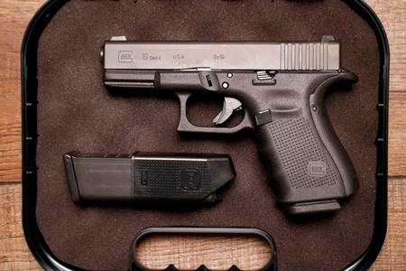 19GEN4 9MM US MADE NIGHT SIGHTS POLICE TRADE-IN (VERY GOOD) CONDITION