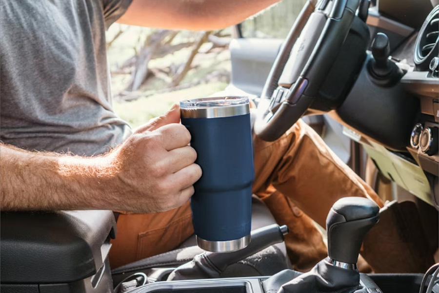 YETI COOLERS Rambler 30 oz Travel Mug - Navy