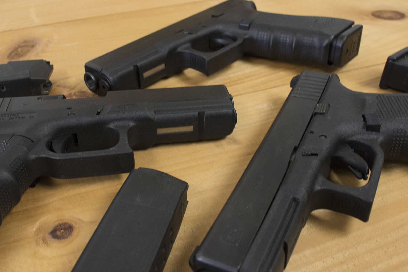 GLOCK 22 40 S&W Police Trades with Night Sights and 3 Mags (Gen4)