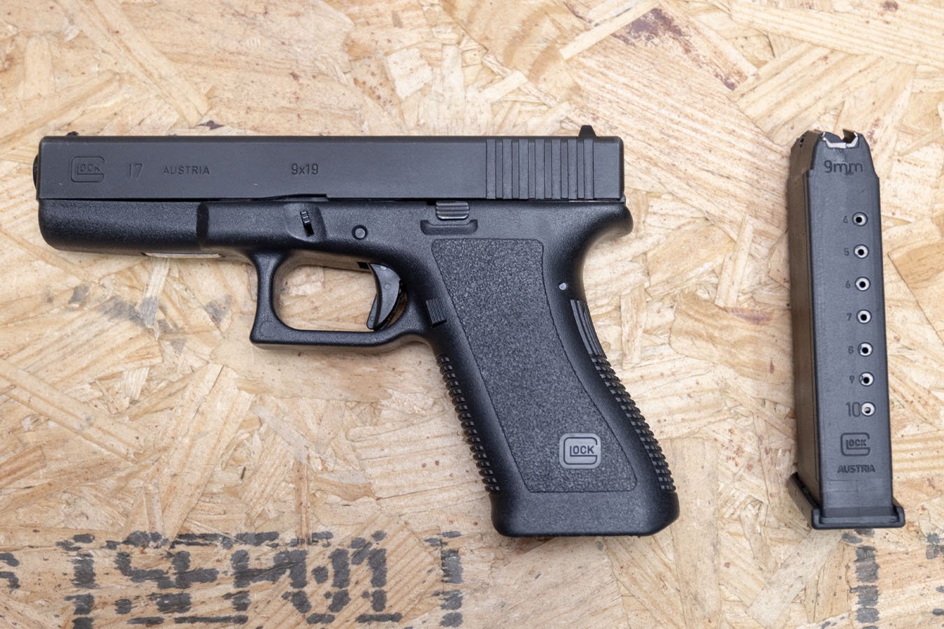 GLOCK 17 Gen2 9mm Police Trade-In Pistol with 10-Round Magazine