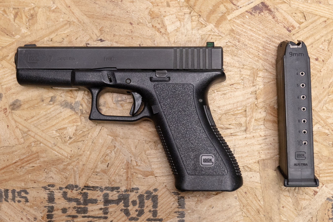 GLOCK 17 Gen2 9mm Police Trade-In Pistol with 10-Round Magazine