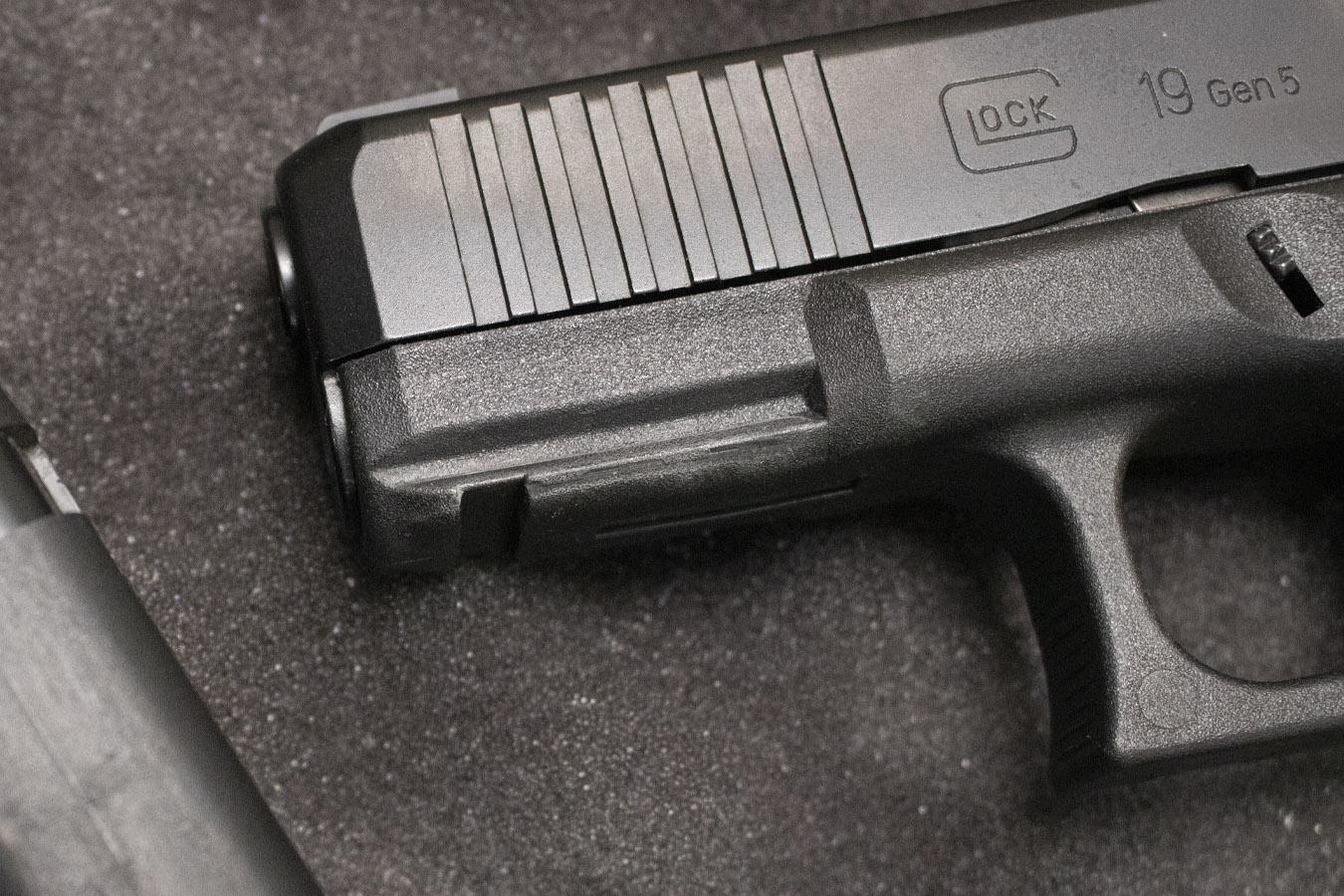 GLOCK 19 Gen5 9mm Police Trade-In Pistol w/AmeriGlo Sights, Three Mags, Backstraps, Case