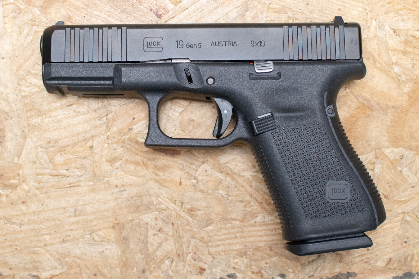 GLOCK 19 Gen5 9mm Police Trade-In Pistol with Accessory Rail