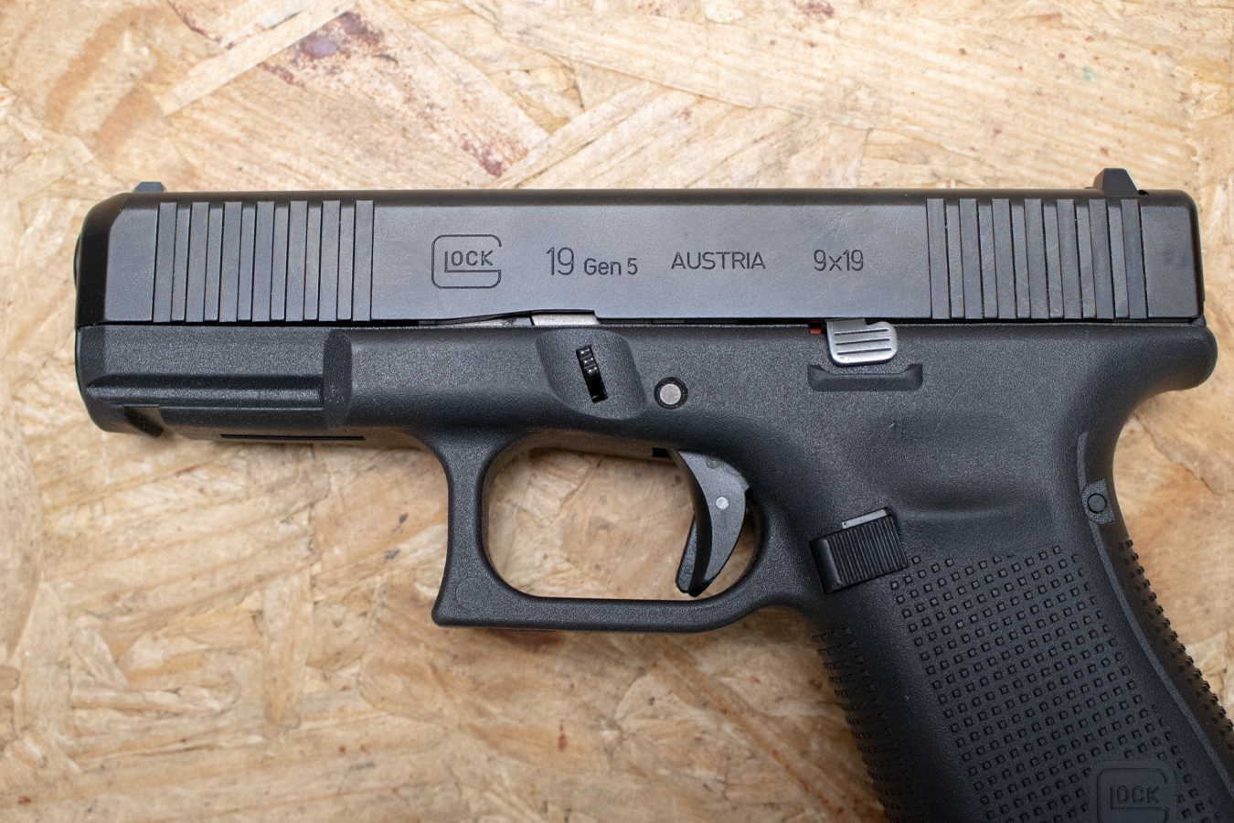 GLOCK 19 Gen5 9mm Police Trade-In Pistol with Accessory Rail