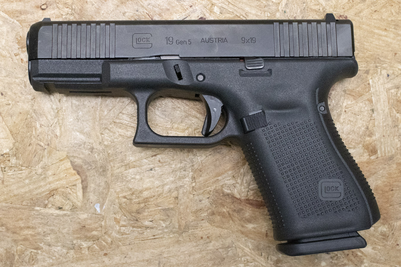 GLOCK 19 Gen5 9mm Police Trade-In Pistol with Accessory Rail