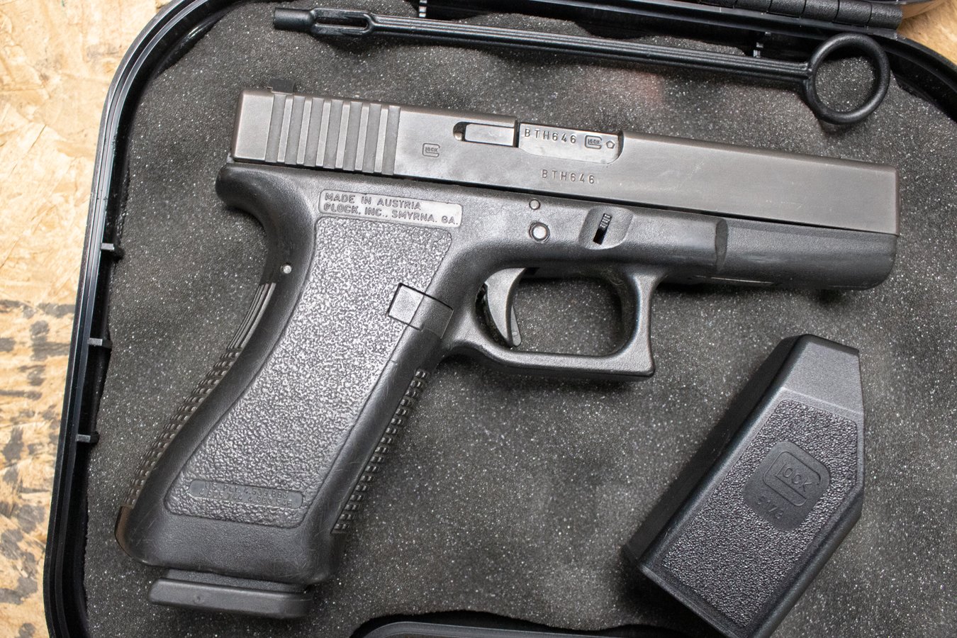 GLOCK 22 Gen2 40 S&W Police Trade-In Pistol with Case