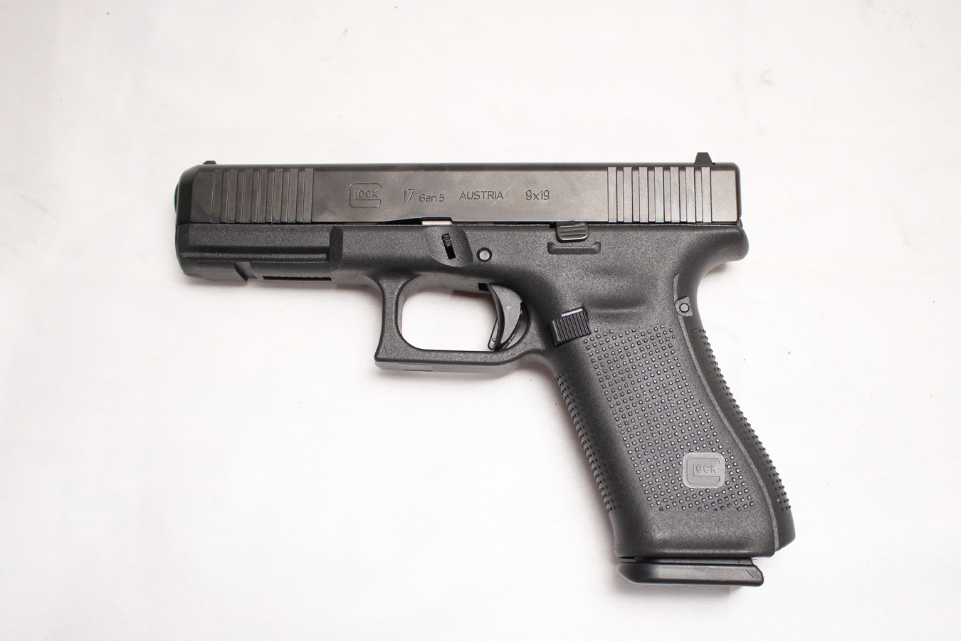 GLOCK 17 Gen 5 9mm Police Trade-in Pistol with Front Serrations