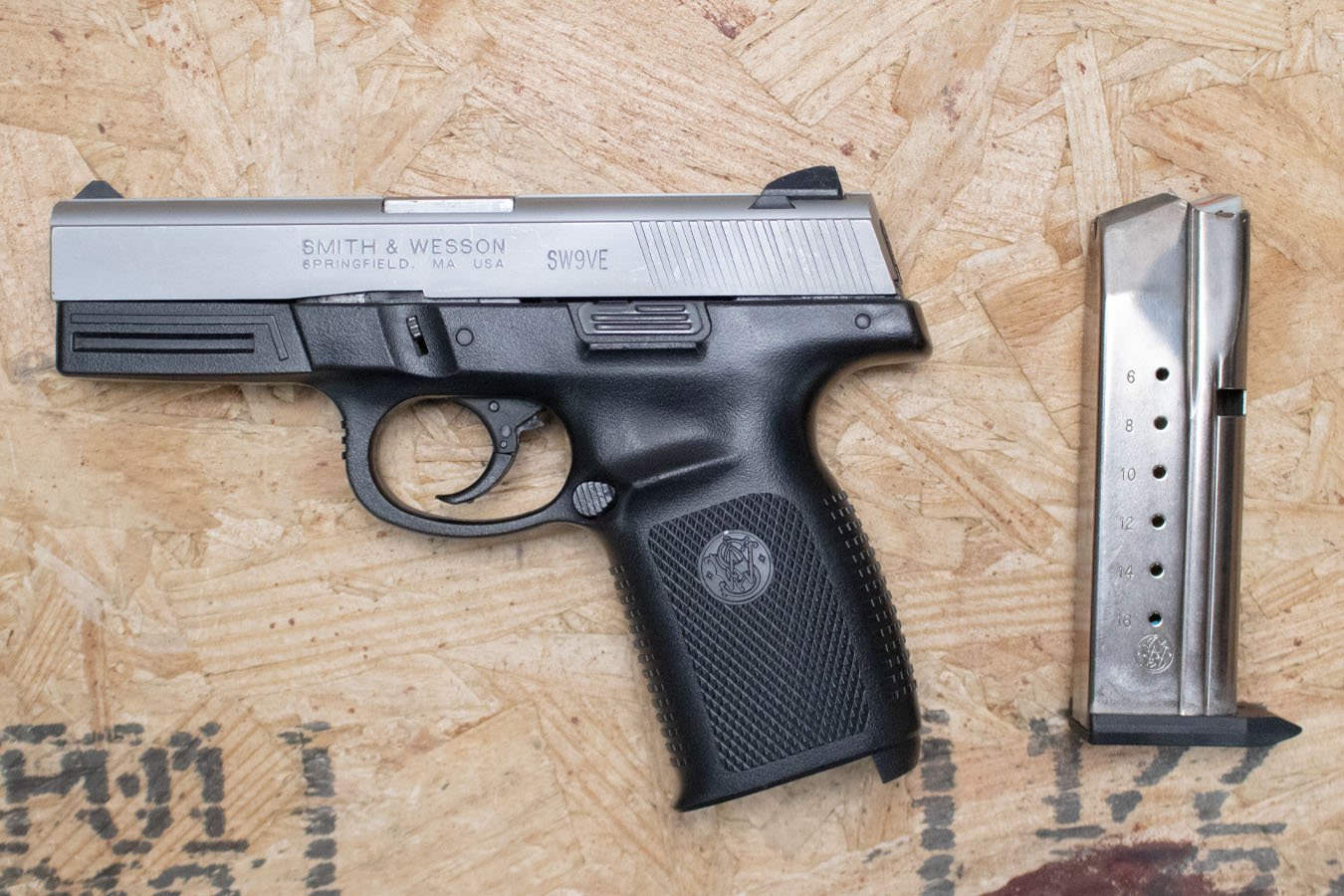 SMITH AND WESSON SW9VE 9mm Police Trade-In Pistol with Two-Tone Finish