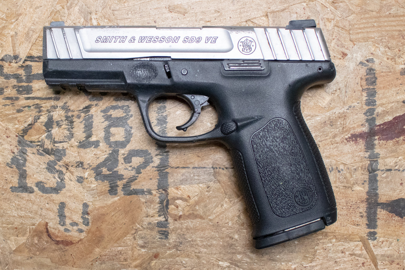 SMITH AND WESSON SD9VE 9mm Police Trade-In Pistol with Two-Tone Finish