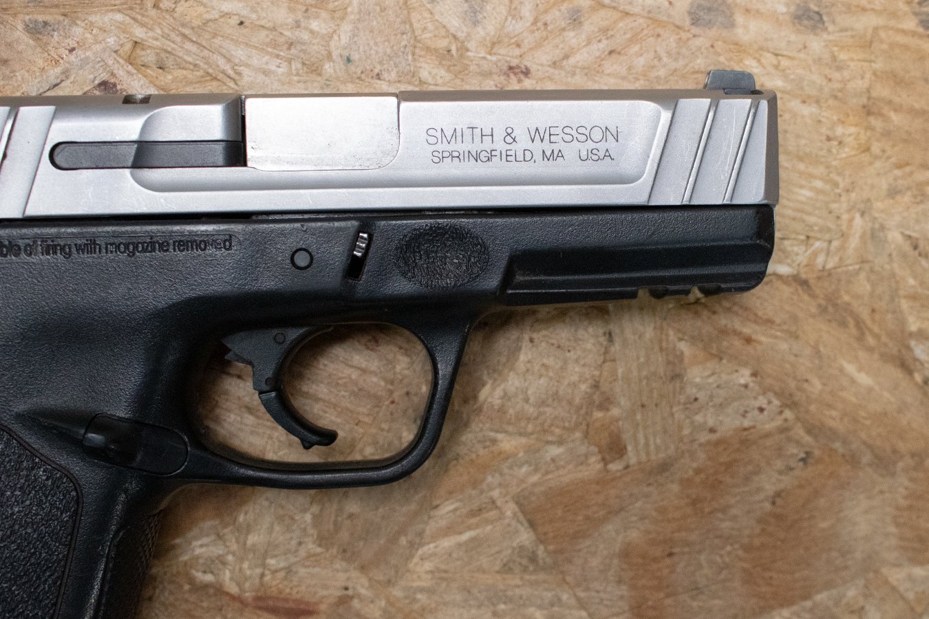 SMITH AND WESSON SD40VE 40 S&W Police Trade-In Pistol with Two-Tone Finish