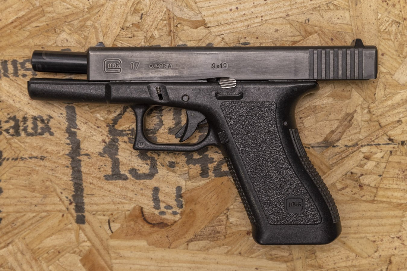 GLOCK 17 GEN 2 9mm Police Trade-In Pistol (Mag Not Included)