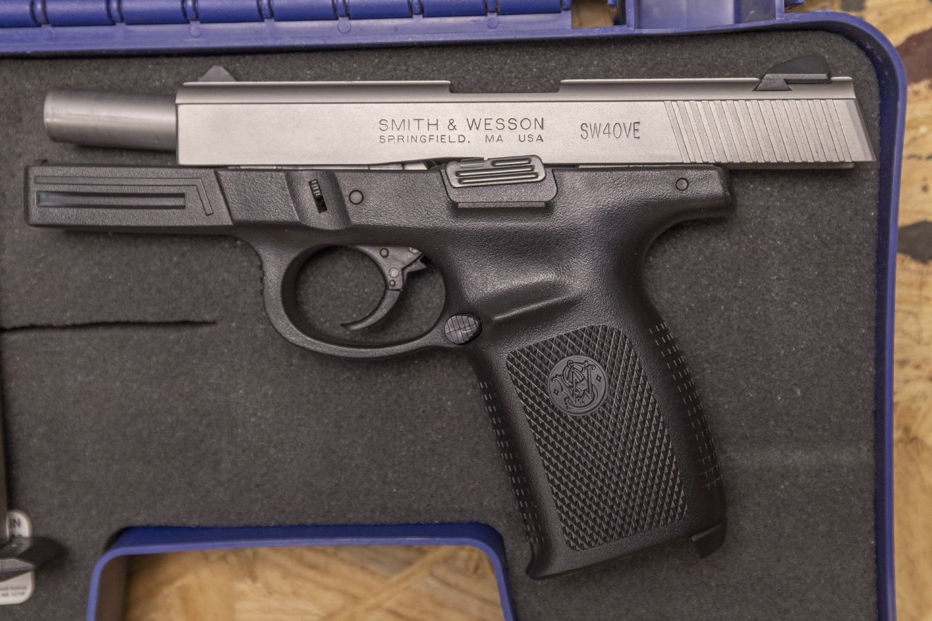 SMITH AND WESSON SW40VE .40 S&W Police Trade-In Pistol with Original Case and 4 Magazines