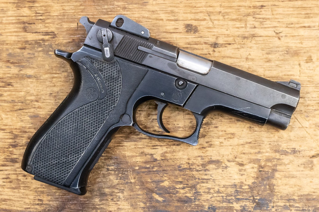 SMITH AND WESSON 5904 9mm Police Trade-in Pistol