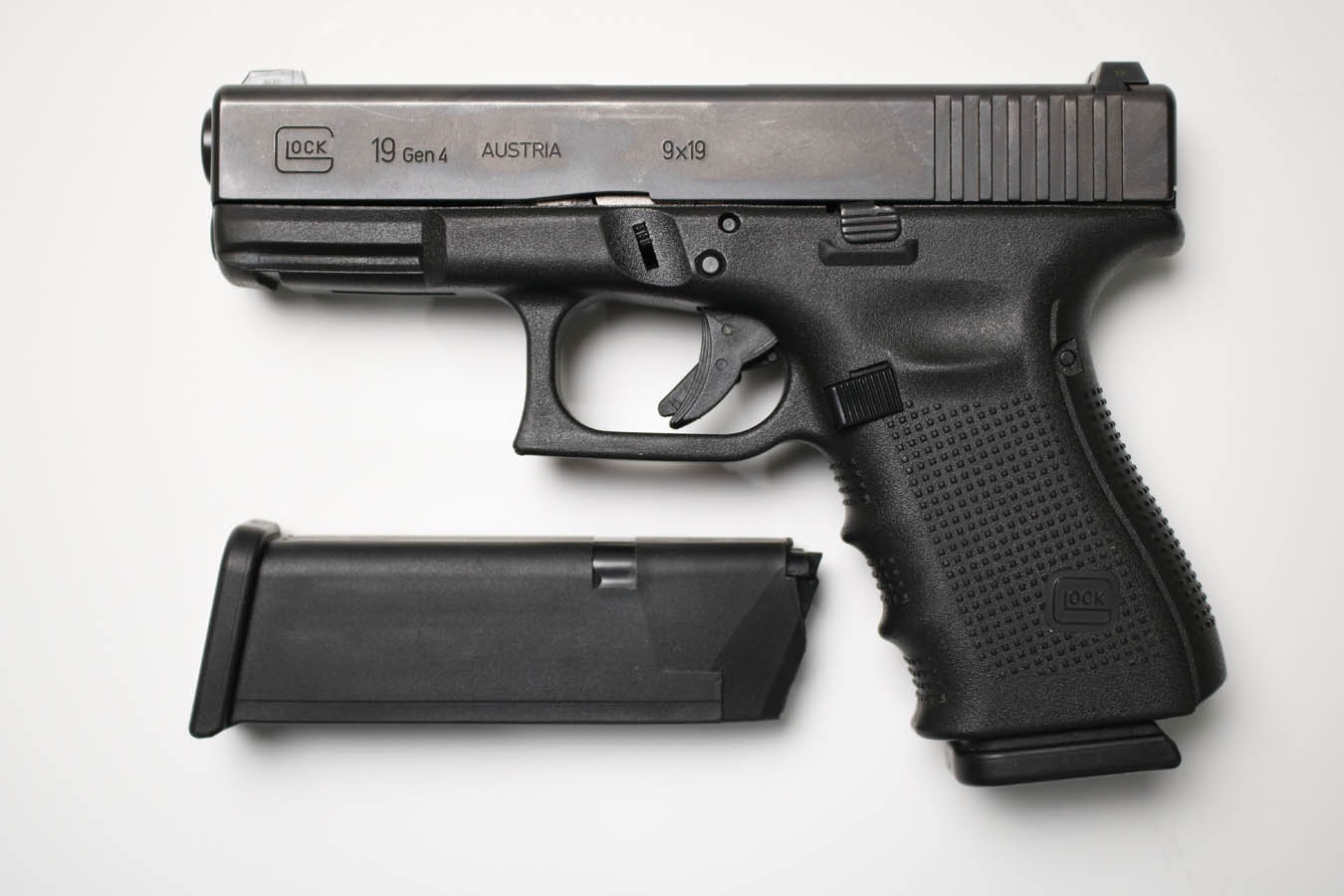 GLOCK 19 Gen 4 9mm Police Trade-In Pistol with Two Magazines (Good Condition)