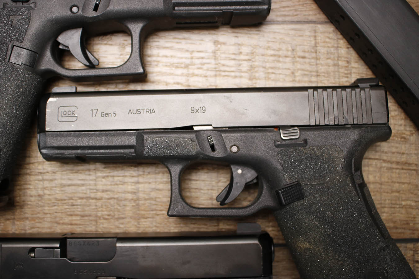 GLOCK 17 Gen 5 9mm Police Trade-in Pistols with Night Sights and Stippling (Good Condition)