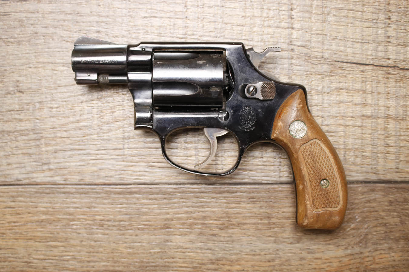 SMITH AND WESSON Model 37 Chiefs Special Airweight .38 Special Police Trade-in Revolver with Wood Grips