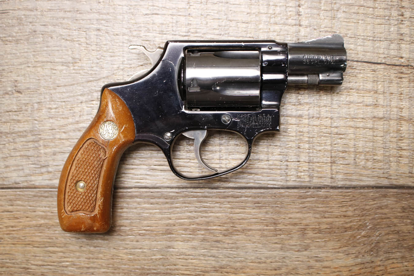 SMITH AND WESSON Model 37 Chiefs Special Airweight .38 Special Police Trade-in Revolver with Wood Grips