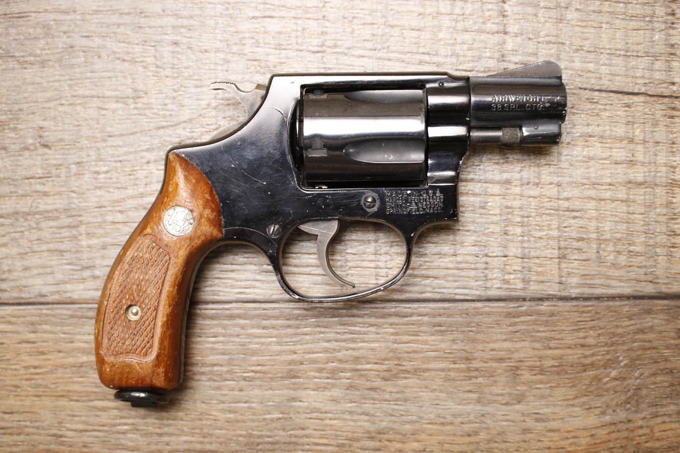 SMITH AND WESSON Model 37 Chiefs Special Airweight .38 Special Police Trade-in Revolver with Wood Grips
