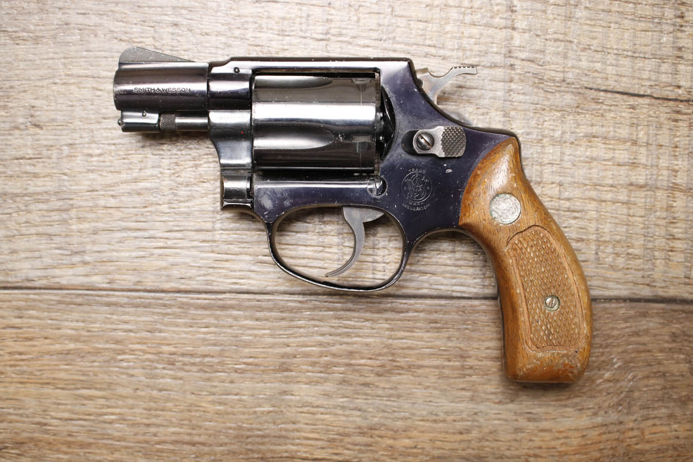 SMITH AND WESSON Model 37 Chiefs Special Airweight .38 Special Police Trade-in Revolver with Wood Grips