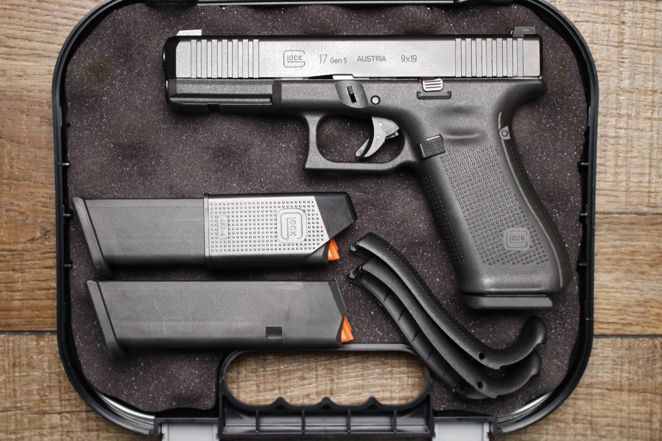 GLOCK 17 Gen 5 9mm Police Trade-In Pistol with Night Sights, Three Mags and Case