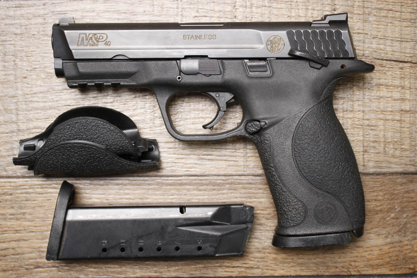 SMITH AND WESSON M&P40 1.0 40 S&W Police Trade-in Pistol with Manual Thumb Safety and Two Magazines