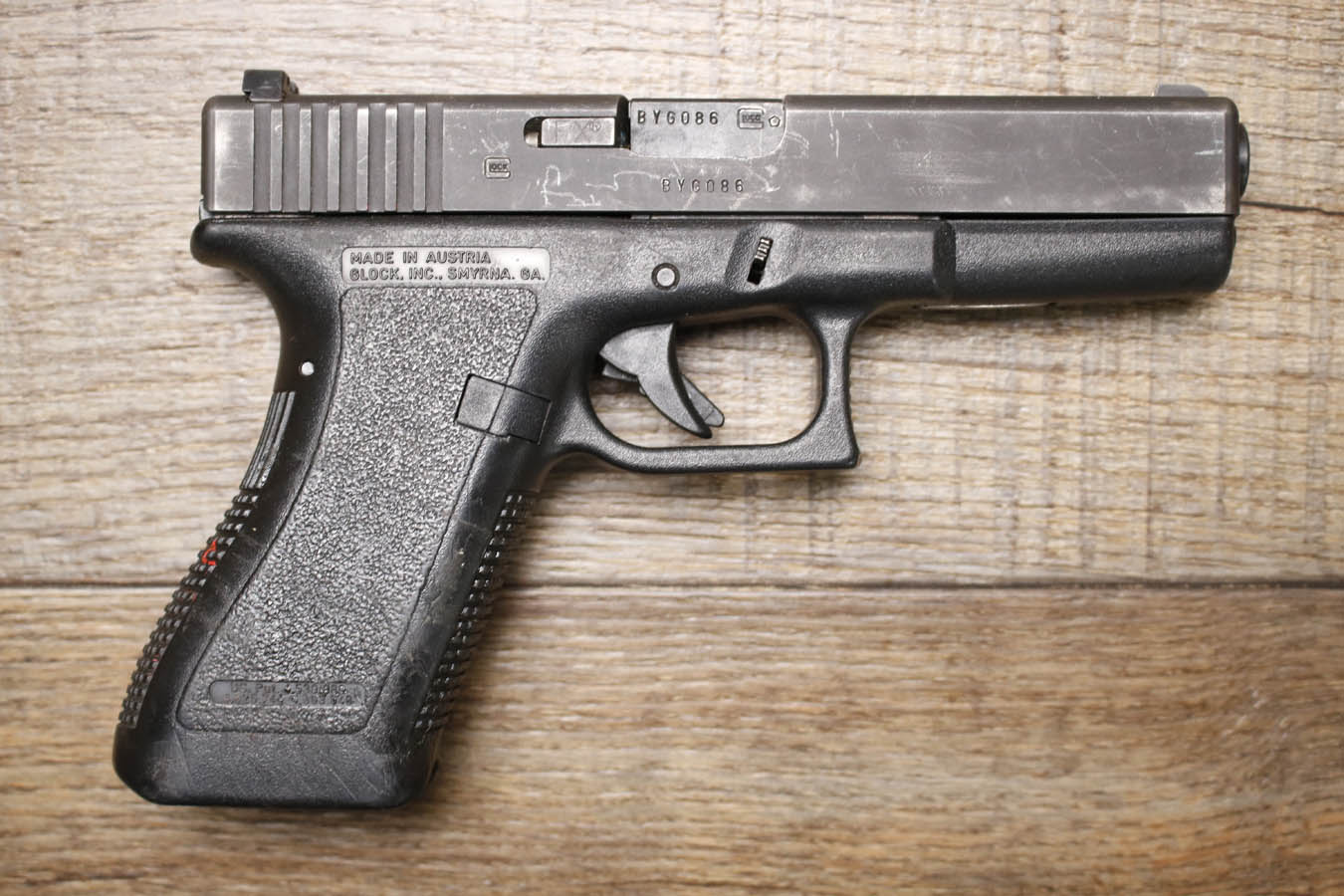 GLOCK 17 Gen 2 9mm Police Trade-In Pistol (No Magazine Included)